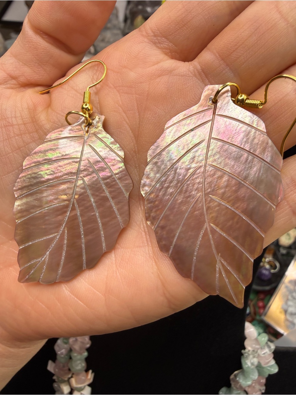 Iridescent Mother of Pearl Vintage Leaf-Shaped Dangle Drop Earrings from 70s/80s - Picture 4 of 11